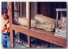 1991-Estela-bambini-imbalsamati-museo-Cairo.JPG