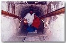 1991-Lorenzo-Estela-dentro-la-piramide-in-Cairo-Egitto.jpg